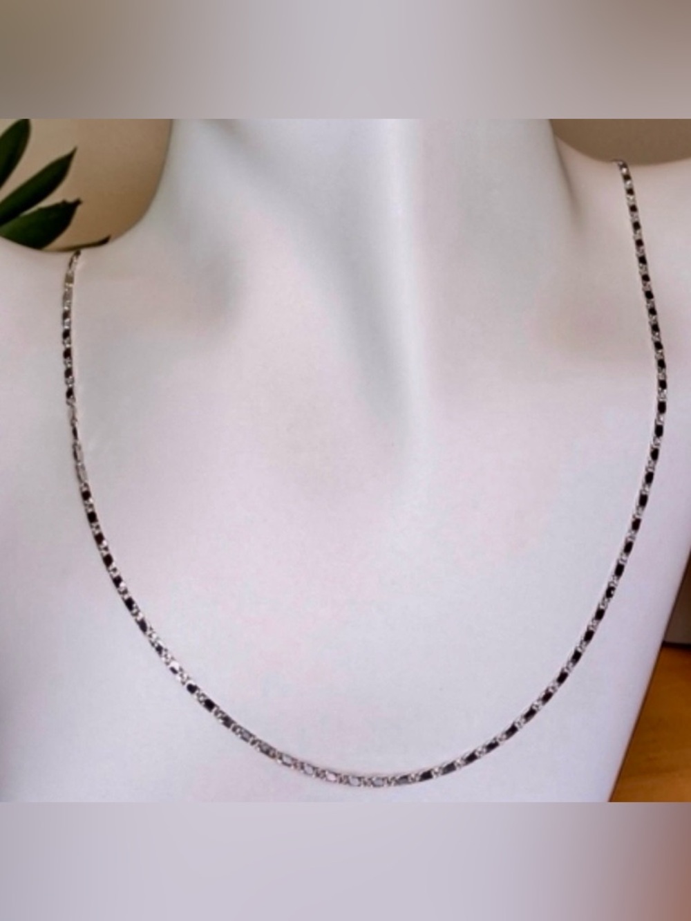 Pretty Bird
18-inch 14K White Gold Plated Figaro Chain